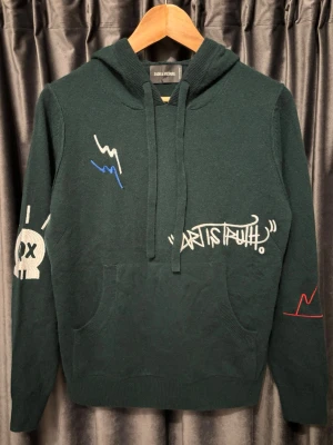 Zadig & Voltaire hoodie  - Zadig & Voltaire hoodie - mörkgrön - 100% Kashmir - skick 9/10, mycket bra skick! - storlek M, men passar XS - EXTREMT FET HOODIE, sjukt skön med tanke på cashmere materialet och så sjukt schysst design - hör av er vid frågor🙌