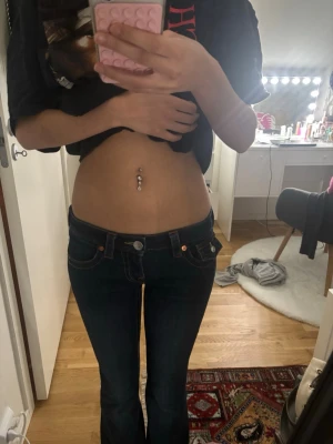 Mörkblåa true religions - Det här är nog de snyggaste jeansen jag äger men vill köpa något nytt, de är i svin bra skick