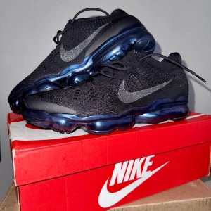 Nike Air VaporMax 2023 Flyknit Black Iridescent 44.5 - Helt nya