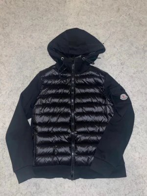 Svart cardigan  - Säljer denna fina cardigan, PERFEKT för sena sommar kvällar. Kolla gärna igenom alla bilder för se vilken bra kvalité det är:) BÄSTA kvalité med lappar och scan. Denna är storlek Xs/S men skulle sitta fint på dig som är mellan 160-170. Vid frågor bara att höra av sig :) säljes för 749:-