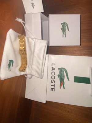 Lacoste armband - Den är oanvänd, går att juster storlek. Prutning vid snabbaffär. Kontakta gärna vid mer info