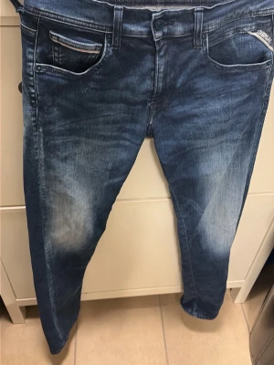 Replay ambass hyperflex  - Fint par från Replay w28 L32 straight fit. 
