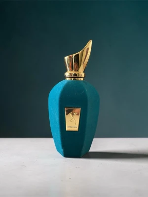 Xerjoff Erba Pura parfym 100ml -  Priset kan diskuteras behöver borta Lyxig parfym från Xerjoff, Erba Pura, i en unik turkos flaska med sammetslen yta och gulddetaljer. Flaskan har en elegant,  ej äkta skulptural form och ett exklusivt guldfärgat lock. Kommer i originalförpackning med stilren design och gulddetaljer.