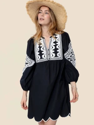 Ny! Super söt klänning från indiska  - Så söt kort klänning i bomull med brodyr. Riktig bohemisk stil. Den är provad och lapparna är borttagna, men aldrig använd. Möjligen lite skrynklig då den legat bland ”utrensade kläder” ett tag. Nypris 899:- stl M rymlig modell, tajtast över bysten. Sitter perfekt på mig som har 80-85c