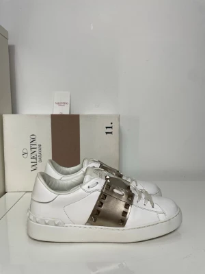 Valentino Rockstud Skor  - Säljer nu dessa Valentino Rockstud skor, skriv för fler bilder/frågor🙌🏼