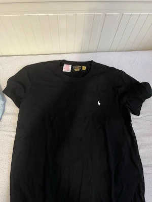 Svart ralph lauren t shirt (Äkta) - Jävligt nice svart ralph lauren t shirt, har haft på mig 1 gång bara