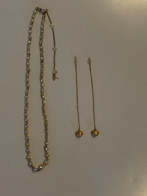 Nya smycken säljes tillsammans billigt  - Jag säljer ett nytt oanvänt halsband från pilgrim som kostade 549 kronor i affären. och ett par super söta örhängen i äkta silver med 18 karats plätering dom kostade 349 kr i affären.  Mitt pris för båda tillsammans endast 400 kr istället för 900kr eller 898 kr om jag ska va nogran jag vill helst att man hämtar. Annars skickas de via PostNord spårbart 
