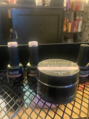 Nagel gele, top och base coat❤️ - ÖPPEN FÖR PRIS FÖRSLAG! ( Orginal pris är 1085 ) Miss fancy builder gel i Pakt Nude, Nailster builder gel i färgen 432 och 423, nailster top och base coat❤️ 