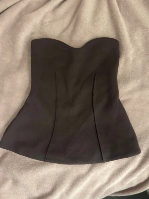 Bandeau topp - Super snygg brun topp från Zara i storlek S passar även XS. Bruna färgen var slutsåld på hemsidan så fick ta den svarta som exempel! Aldrig använd endast testad, köp direkt för 179kr!💞😍