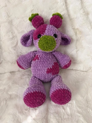 Virkad plommon kossa💜 - Virkad plommon kossa gjord i mjukt chenille garn, ca 35cm lång💜