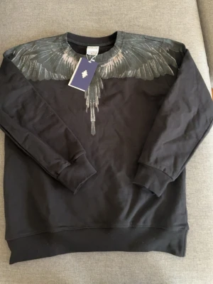 Svart sweatshirt från Marcelo Burlon - säljer min  Marcelo Burlon tröja som inte passar mig men som är helt oanvänd och precis kommit ur paketet. 