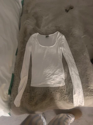3 tröjor❤️ - Säljer tre tröjor ena är från hm en annan från Gina och kaktus-T-shirt vet jag inte men Org pris ca 500/600kr för alla tre❤️