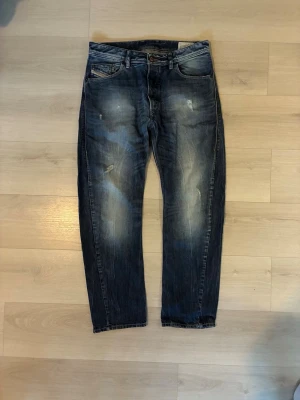 diesel jeans - säljer nu mina diesel jeans då dom inte passar längre. dom är storlek W31 L30. dom är i fint skick med lite snygga slitningar på benen. pris går att diskutera!