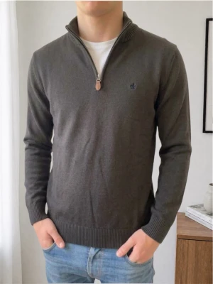 Morris Half zip - brun - Säljer en fet brun halfzip från Morris. Hoodien är i bra skick utan nåra defekter och sitter i strl S. Hör gärna av er vid frågor elr funderingar!!