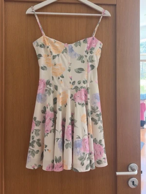 Blommig klänning  - Superfin klänning med blommigt mönster! Perfekt inför sommaren, används vid ett tillfälle så den är i väldigt fint skick!🌸