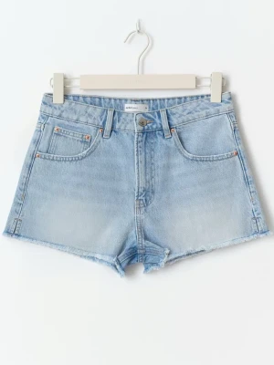 Jeansshorts  - Ett par högmidjade ljusblå jeansshorts med en liten slots på båda sidorna. Helt nya och endast testade. Nypris 399kr. Pris går att diskuteras!💕
