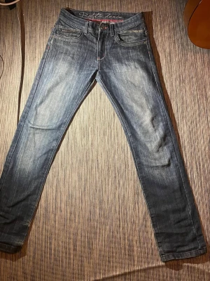 Blå smala jeans, utsvängda - Blåa jeans, lite osäker på märket. Bra skick lite heel bite men annars inget fel med dem.
