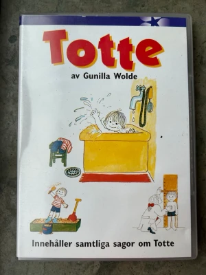Totte dvd - Innehåller samtliga sagor om Totte: Totte är liten, Totte går ut, Totte badar, Totte städar, Totte bygger, Totte går till doktorn, Totte bakar, Totte leker med kisse, Totte och Malin, Totte klär ut sig. Speltid: 70 minuter. Färg. Format: 4:3. Region: 2.  Finns på språk: Svenska   OBS!! skivorna är begagnade så det kan förekomma repor/hairlines på skivorna, men då jag kollar igenom alla filmer jag säljer garanterar jag att alla funkar felfritt om inget annat står! :)
