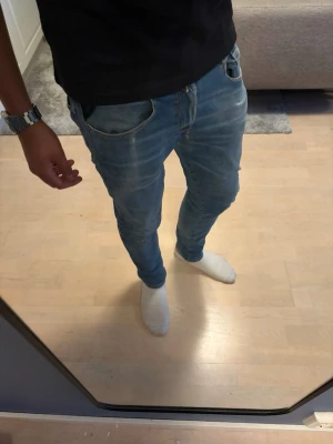 Blå replay jeans - Säljer ett par feta replay anbass jeans i storlek W31 L30, passform slim fit. Skriv gärna om du har frågor. Priset går att diskuteras