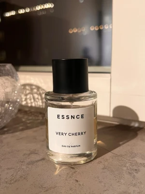 ESSNCE Very Cherry - ESSNCE Very Cherry Eau de Parfum. Har förvarats mörkt och svalt i min garderob.