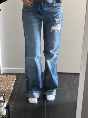 Jeans Zara - Jeans från Zara med slitningar och hål. Medelhög midja. Storlek 36.