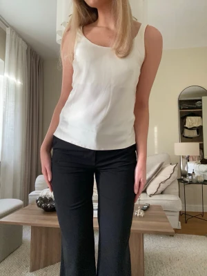 Superfin satintopp - Säljer denna superfina satintoppen🤍 Den har några trådar som gått upp i tyget men går säkert att ta bort!