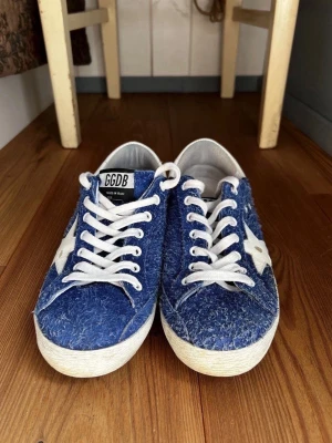 Golden goose skor dam - Tja! Säljer nu dessa riktigt snygga skor från golden goose, perfekt nu till sommaren! Skorna är i mycket fint skick. Hör av er vid frågor och funderingar!🙌
