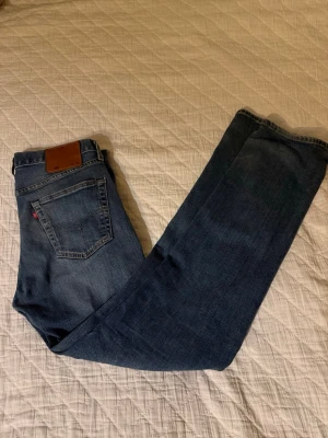 Levi's 501 30/32 - Säljer ett par klassiska blå jeans från Levi's med raka ben och femficksmodell. Jeansen har en snygg tvättad look och är tillverkade i slitstark denim. Perfekta för en avslappnad stil och passar till det mesta.501 jeans som är väldigt eftertraktade.30/32. Använda 1 gång när jag testade dem.