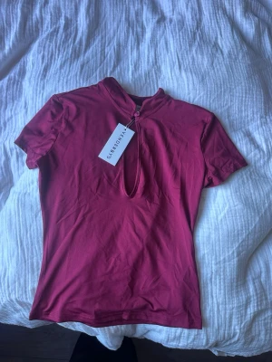 Vinröd topp Venderby’s - Superfin vinröd topp från Venderbys med prislapp kvar, XS/S 🩷 Säljer även en likadan svart