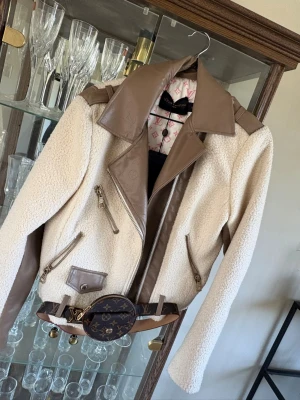 Helt ny jacka  - Exklusiv teddyjacka helt ny med prislapp super fin 💕✨