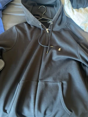 Svart hoodie från Polo Ralph Lauren - Snygg svart hoodie från Polo Ralph Lauren utan några defekter, såklart äkta och pris kan diskuteras vid snabb affär
