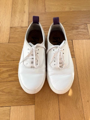 Vita sneakers - eytys - Superfina vita sneakers ifrån eytys❣️ Storlek 37 och passar perfekt nu till sommar och studenttider! Endast använda ett fåtal gånger, så i väldigt gott skick! 