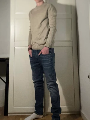 Selected Homme tröja  - Tjena! Säljer nu denna Selected Homme tröja i storlek S. Klassisk beige färg med fin passform, använd men i gott skick.  OBS: Liten defekt vid sömsällningen under armen (se bild), därav priset. Nypris: 699 kr Mitt pris: 229 kr