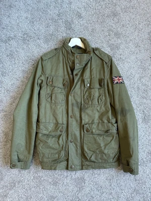 Field jacket - Säljer denna snygga Henri Lloyd jacka i storlek S, fits S/M. Bra använt skick.