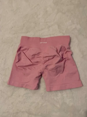 Dfyne 4.5 Impact shorts light rosé pink - 2 små fläckar , ( se bild ) syns dock väldigt lite på avstånd , Stl S , finns orderbekräftelse för den som vill ha!