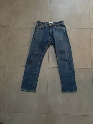 Jack & Jones - Här har vi ett till par jeans ifrån mitt garderob-ränsande. Inte använt dem så mycket då jag i princip tappade bort dem. Storlek 30/32, (relaxed chris). Säljer även dessa billigt. Pris kan så klart diskuteras. Önskas fler bilder eller har du kanske någon fråga är det såklart bara att skriva.