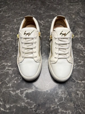 Giuseppe Zanotti  - Säljer ett par otroligt snygga skor från det exklusiva märket Giuseppe Zanotti! Skorna är i bra skick, skulle säga ungefär 7/10. Nypris ligger på över 6000kronor men vi säljer våra för endast 1399 och kan gå ner i pris ännu mer vid snabb affär! Skorna är i storlek 41 och är true to size. Skriv gärna ifall det är några funderingar, allt bästa SkoKapet