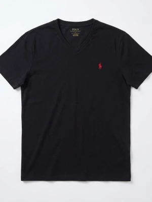 Polo Ralph Lauren – Custom Slim Fit V-neck (M) - Klassisk svart v-ringad t-shirt från Polo Ralph Lauren i modellen Custom Slim Fit. Stilren design med den ikoniska röda hästen broderad på bröstet. • Storlek: Medium (M) • Passform: Custom Slim Fit (sitter snyggt över axlar och bröst) • Material: 100% Bomull – mjuk och stretchig kvalitet • Skick: Mycket fint skick. Färgen är fortfarande djupt svart och loggan är intakt. • Detaljer: Äkthetslappar finns kvar på insidan (se bilder). Perfekt basplagg som fungerar till både jeans och under en kavaj.
