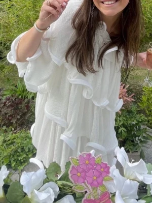 Studentklänning NA-KD x Lojsan Wallin - Säljer min sååå fina studentklänning från Lojsan Wallins kollektion med NA-KD. Klänningen är i storlek 34/XS men passar mig som vanligtvis har 36/S. Den är endast använd en gång och är i princip i ny skick. Pris kan diskuteras vid snabb affär :)