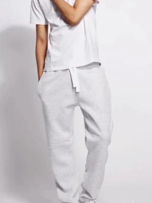 Sweatpants från Russemerch - Ljusgråa sweatpants från russemerch i storlek L. Helt nya, endast testade. Säljes då dom var för långa för mig som är ca 180cm. Nypris 499kr