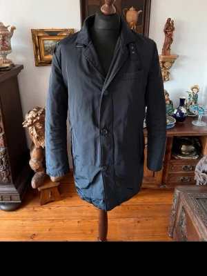 Dunjacka Lavard - Stilren marinblå dunrock från polska märket Lavard, storlek 48/Medium Herr!  Hojta vid eventuella frågor! Referens: Jag är 183, 82 Kg den sitter bra på mig.