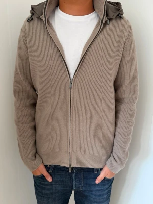 Massimo Dutti Cardigan - Snygg Massimo Dutti cardigan. Storlek L men passar M. Jätte bra skick och inga skavanker. Modellen ca 183cm. Fraktar direkt. Skriv vid fler frågor.
