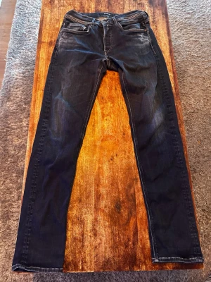 Mörkblå replay jeans - Snygga mörkblå slim fit jeans från replay. Modellen heter Ronas och är W31, L32. Skick 7/10 eftersom jeansen är använda mycket och har en väldigt liten defekt som inte märks av. 