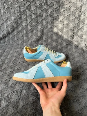 Maison Margiela GATS - Ett par feta ljus blåa Maison Margiela GATS storlek 42. Nästan aldrig använda skick 9,7/10✅. Hör av dig om du har några fler frågor. Pris kan diskuteras vid en snabb affär.