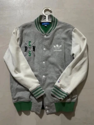 Boston Celtics collegejacka  - En Boston Celtics collegejacka från adidas köpt i Boston, USA. Använd några få gånger. Inga problem på varan. Storlek L men kan funka som en stor M också.