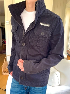 Hollister fieldjaxket - storlek M, modell 182 cm 72kg