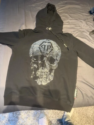 Svart hoodie med döskalle från Philipp Plein - Svart hoodie från Philipp Plein. 