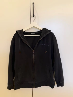 Balmain hoodie  - Hoodie i bra skick väll använd fortfarande väldigt fin passar bra till en stilren outfit 
