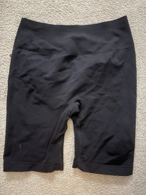 Svarta cykelshorts från Relode - Svarta cykelshorts från Relode med hög midja och tight passform. Tillverkade i ett stretchigt material som passar perfekt till träning eller chill. Klassisk design utan synliga detaljer eller fickor.