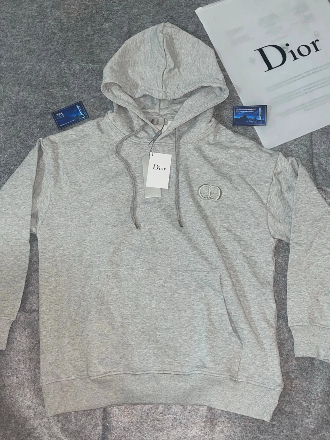 Grå hoodie från Dior med logga